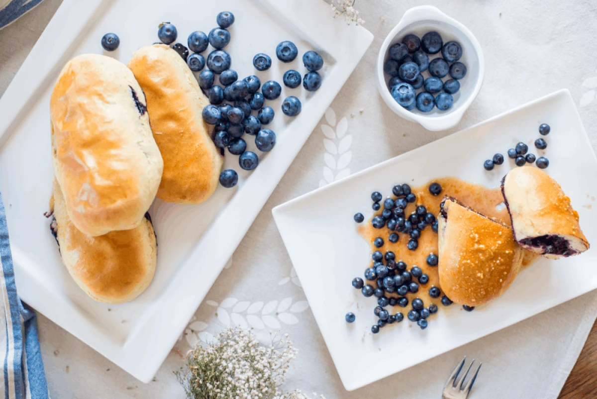 Domowe jagodzianki podane na białym talerzu